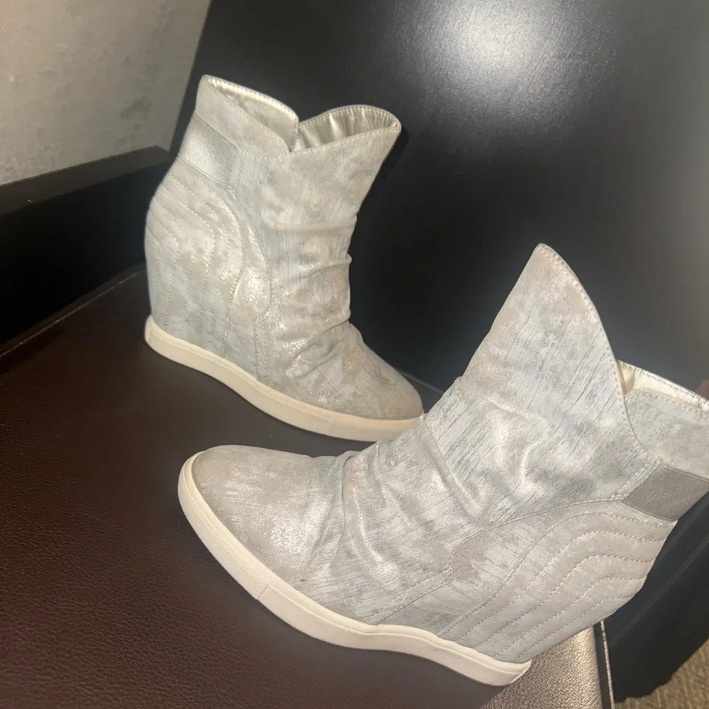 Jennifer Lopez Silver Metallic Wedge Sneaker Boots Size 7.5